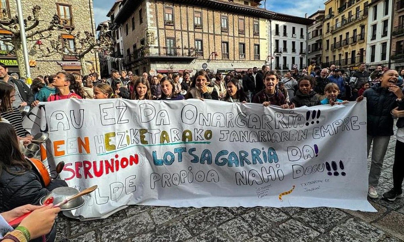 Igandean Hernanin egin zuten protesta jendetsua, Langile Ikastolako janari kaskarragatik. BERRIA.