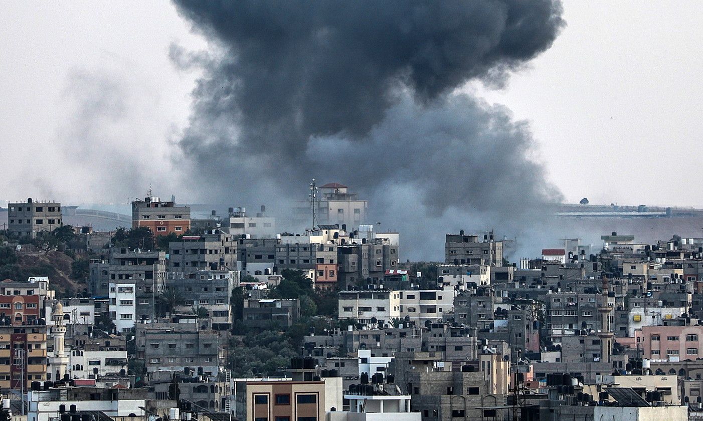 Al-Xejaeija auzoa, Gaza hiriaren ekialdean, Israelen bonben pean, urriaren 8an. MOHAMMED SABER / EFE.