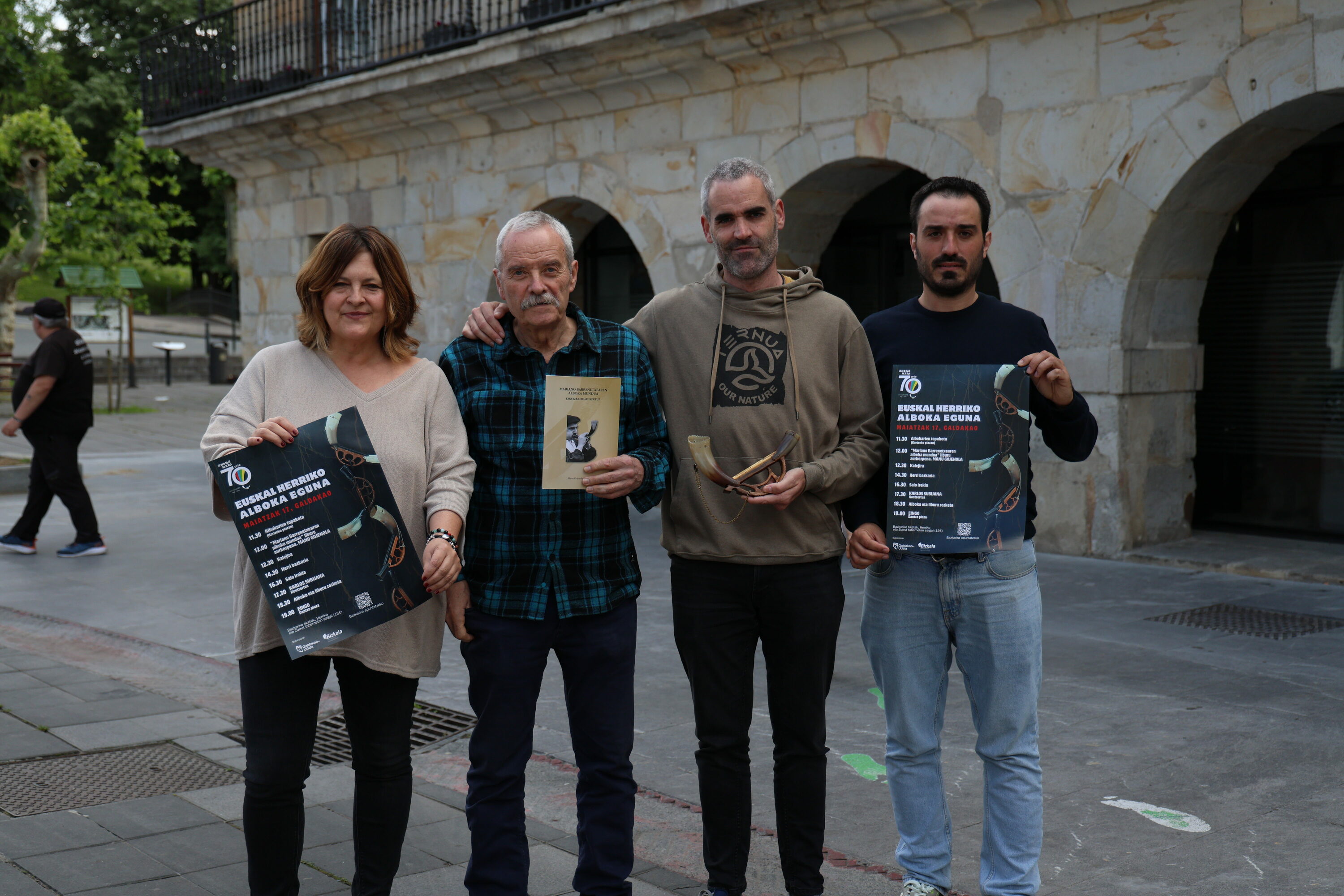 Andra Mari dantza taldeak antolatutako Alboka Egunaren aurkezpena, maiatzaren 9an. Ezkerretik hasita, Edurne Espilla Galdakaoko Kultura zinegotzia, Manu Gojenola idazlea, eta Asier Balentzia eta Ibon Askargorta elkarteko kideak. ANDRA MARI DANTZA TALDEA