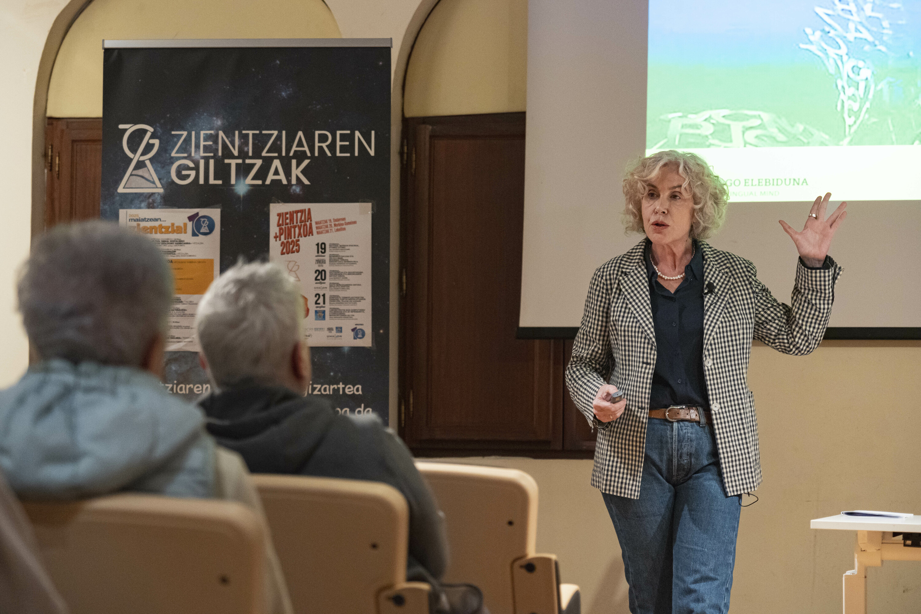 Itziar Laka hizkuntzalaria, astelehenean, Ondarroako Kofradia Zaharrean, Zientziaren Giltzak elkarteak antolatutako berbaldian. ARITZ LOIOLA / FOKU