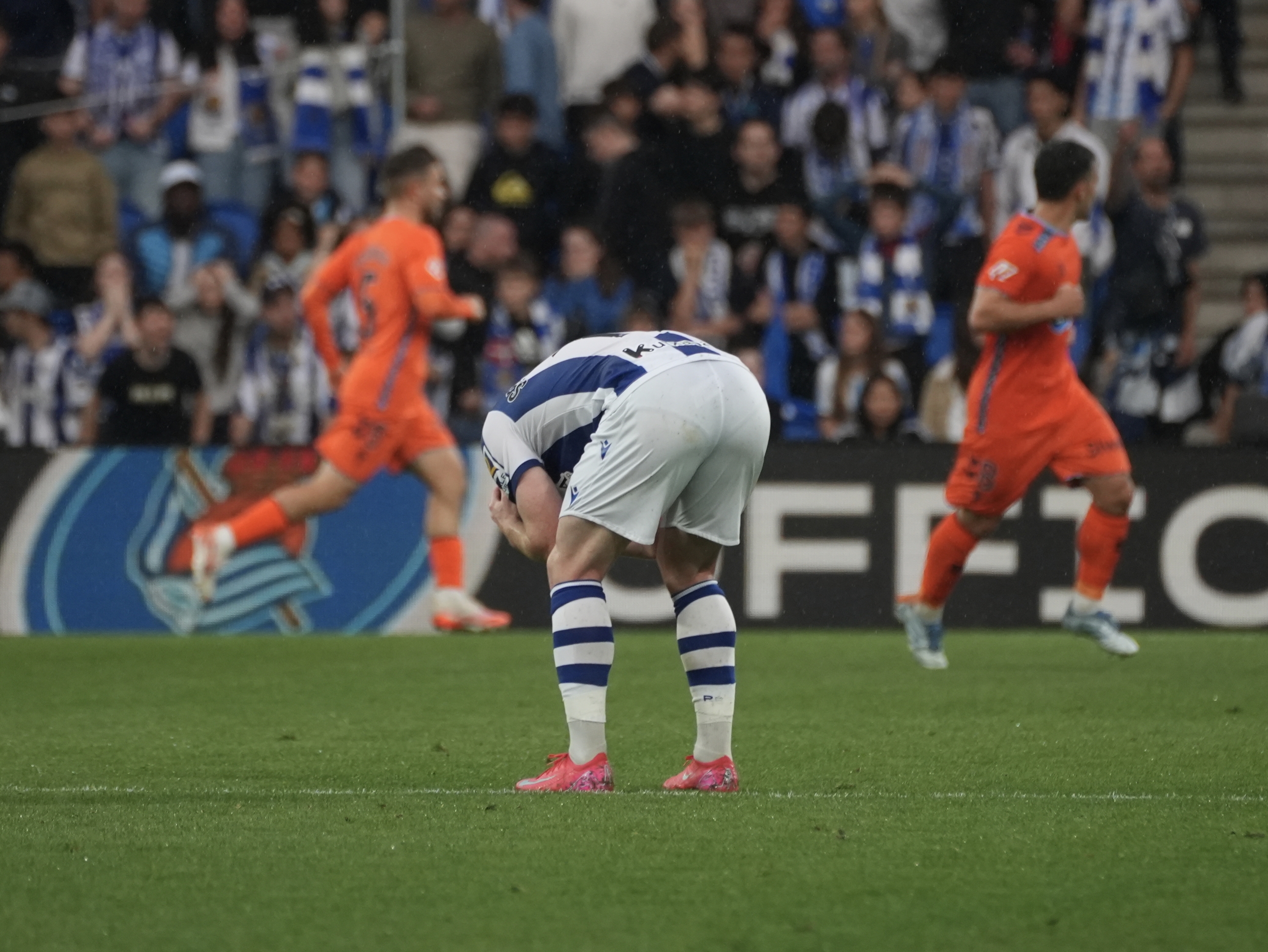 Sergio Gomez, burumakur, Celtaren aurkako partidan. JON URBE / FOKU