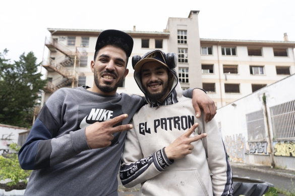 Najib eta Mustafa gazte migratzaileak, Iruñeko Arostegi etorbideko etxe hutsaren aurrean, maiatzaren 9an. JAGOBA MANTEROLA / FOKU Najib eta Mustafa gazte migratzaileak, Iruñeko Arostegi etorbideko etxe hutsaren aurrean, maiatzaren 9an. JAGOBA MANTEROLA / FOKU