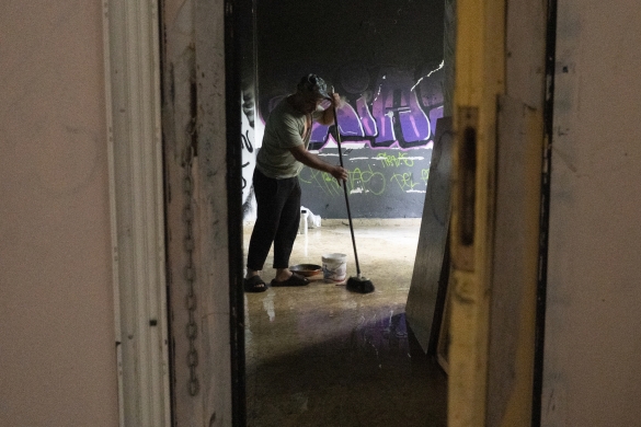 gazte migratzaile bat Iruñeko eraikin huts bateko gela garbitzen, maiatzaren 9an. JAGOBA MANTEROLA / FOKU gazte migratzaile bat Iruñeko eraikin huts bateko gela garbitzen, maiatzaren 9an. JAGOBA MANTEROLA / FOKU