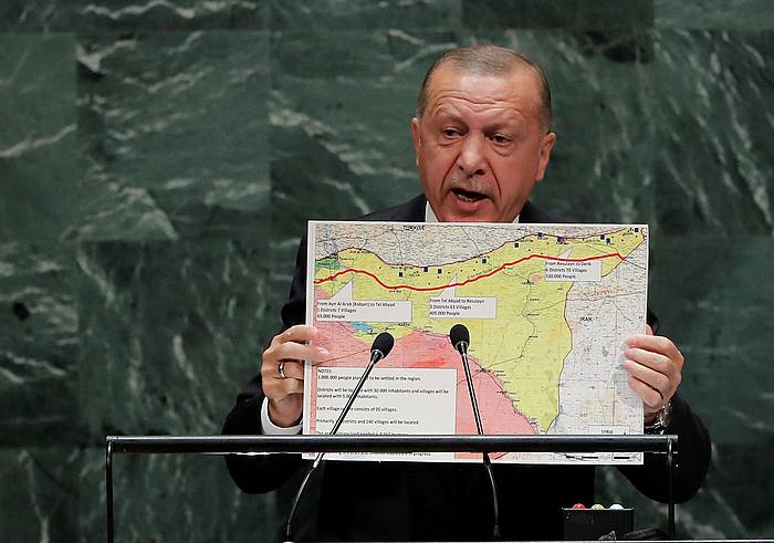 Erdogan, duela bi aste New Yorken NBEren bileran, Siria eta Turkiaren arteko mugaren mapa bat eskuan hartuta. JUSTIN LANE, EFE
