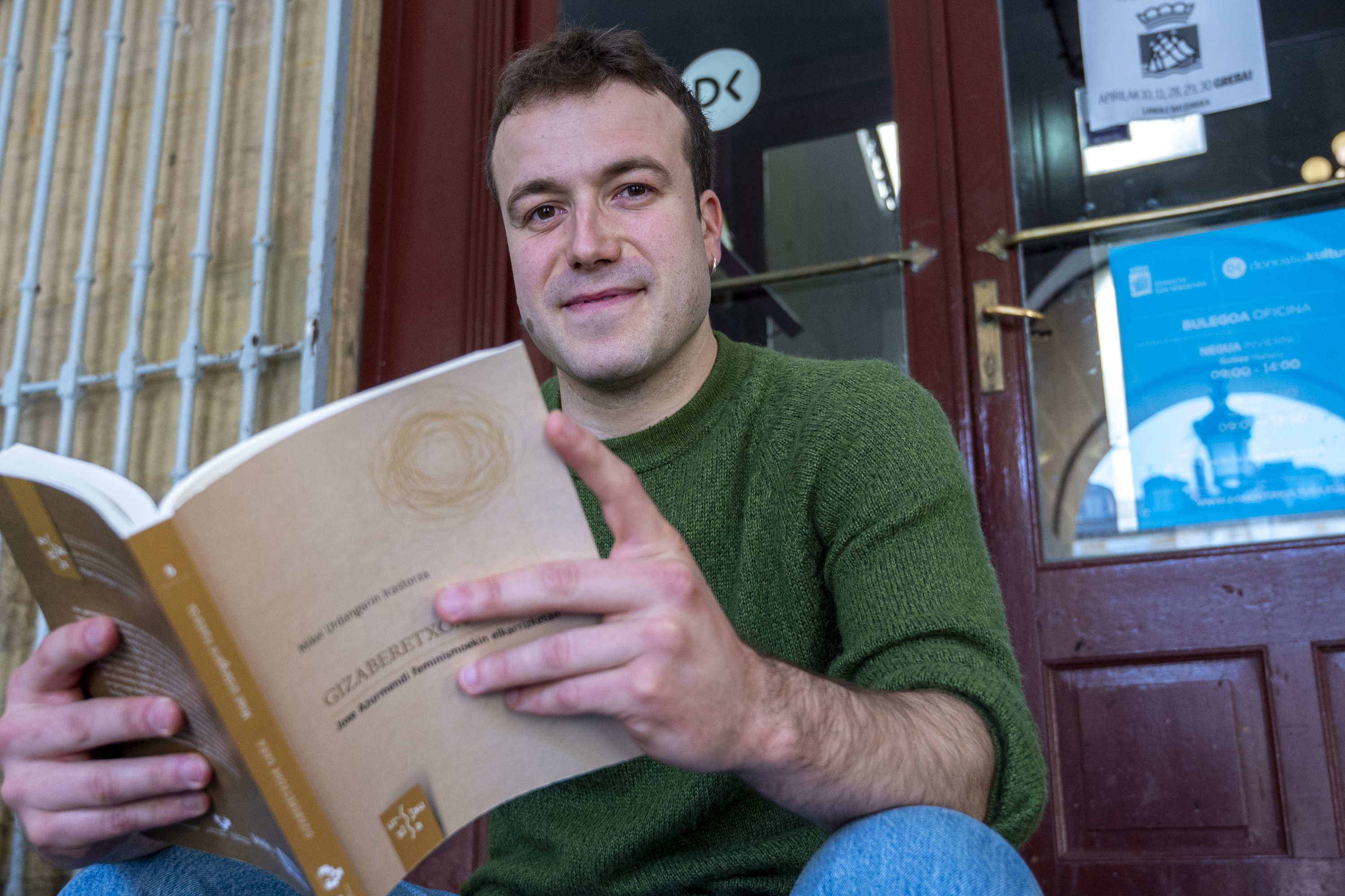 Mikel Urdangarin Irastorza filosofoa, bere liburu berria eskuetan, Donostian. GORKA RUBIO / FOKU