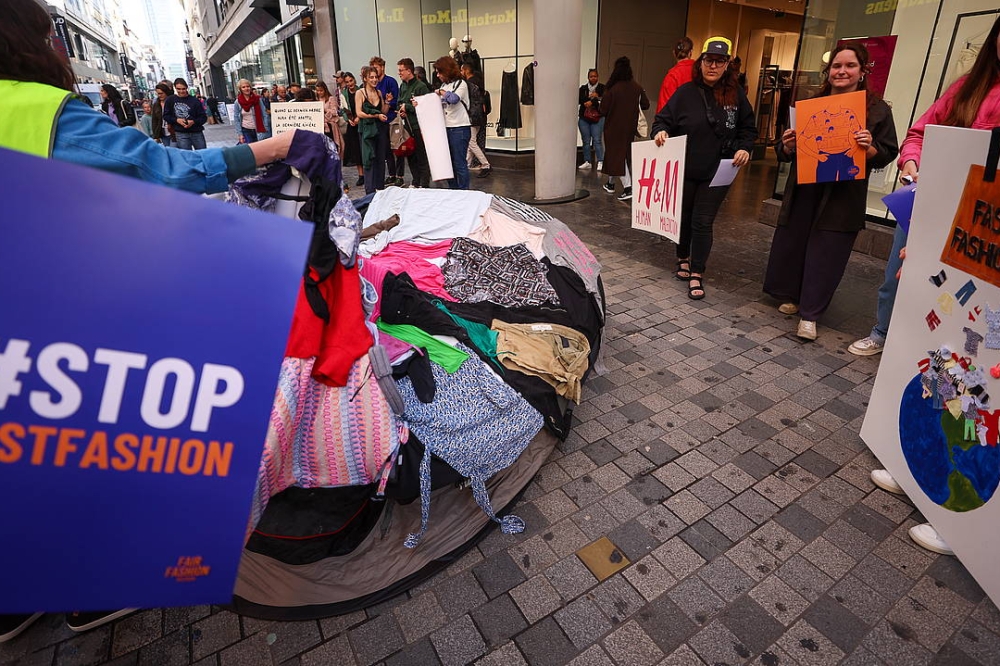 Moda bizkorraren aurkako protesta Bruselasen, 2023an. OLIVIER HOSLET / EFE Moda bizkorraren aurkako protesta Bruselasen, 2023an. OLIVIER HOSLET / EFE