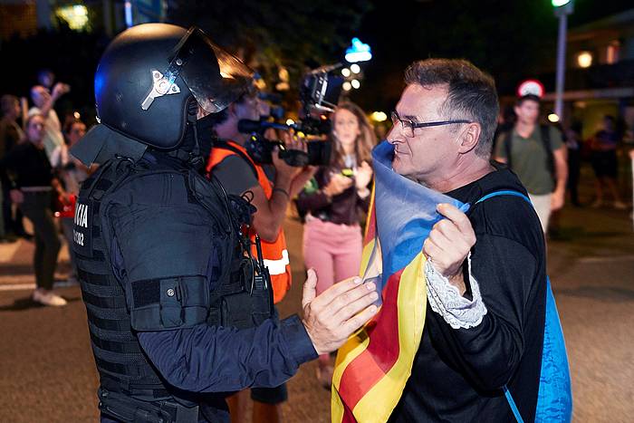 CDRetako kide bat, Espainiako polizia baten aurrean, protesta batean pasa den astean. ALEJANDRO GARCIA, EFE