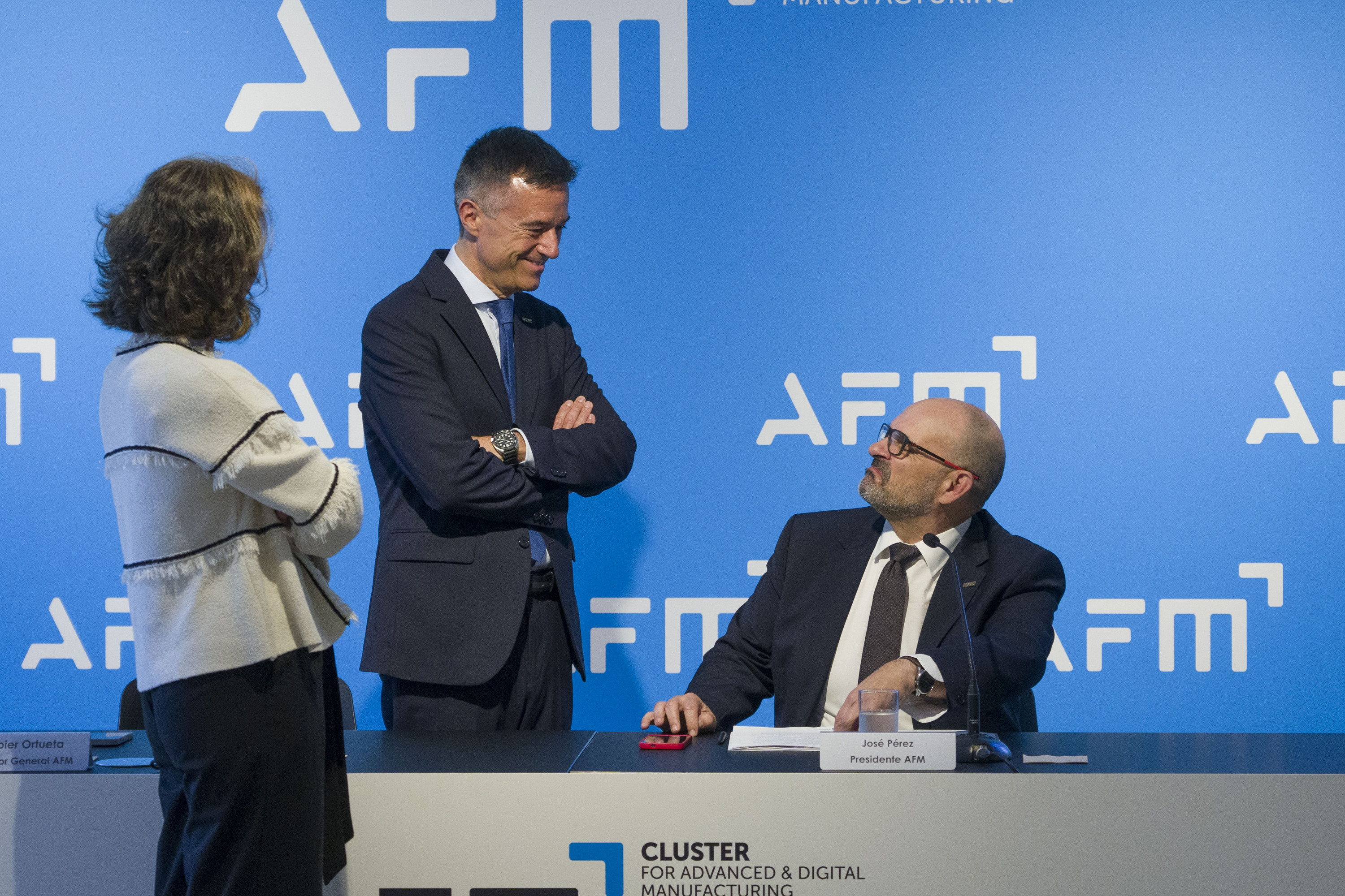 Xabier Ortueta eta Jose Perez Berdud AFM klusterreko buruzagiak, asteazken honetan Donostian egindako agerraldian. JON URBE / FOKU