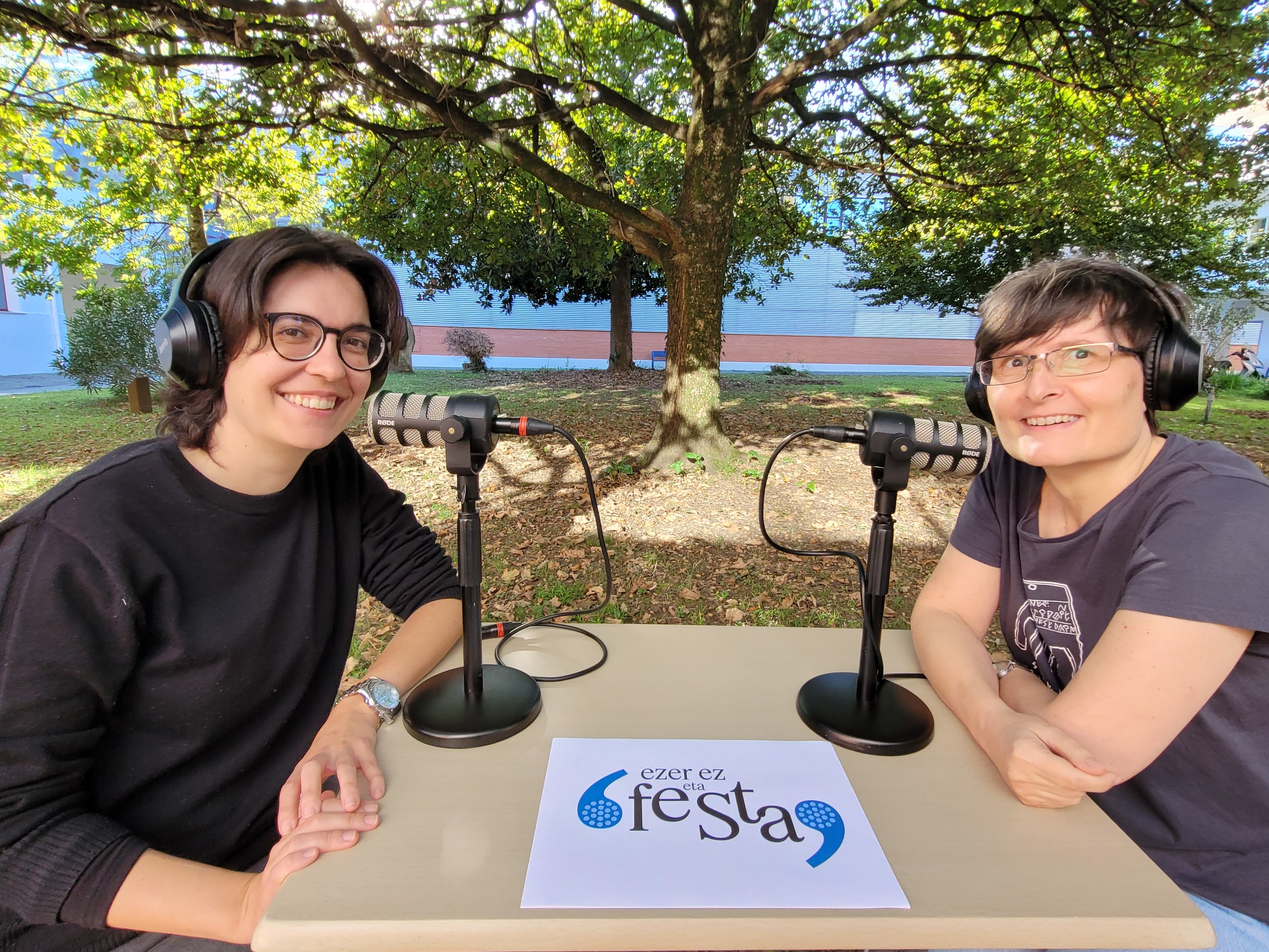 Maialen Berasategi eta Irene Arrarats 'Ezer ez eta festa' podcastaren aurkezleak. ARANTXA ARTOLA