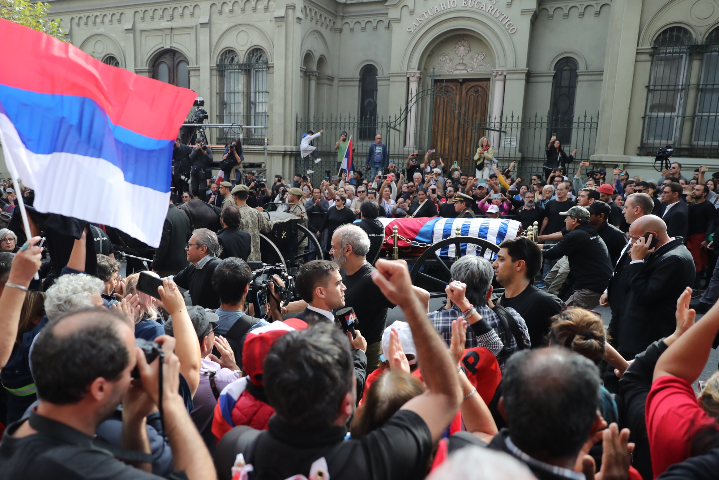 Montevideoko kaleak zeharkatu ditu Mujicaren hilkutxak, eta milaka herritar bildu dira presidente ohiari azken agurra emateko. RAUL MARTINEZ / EFE