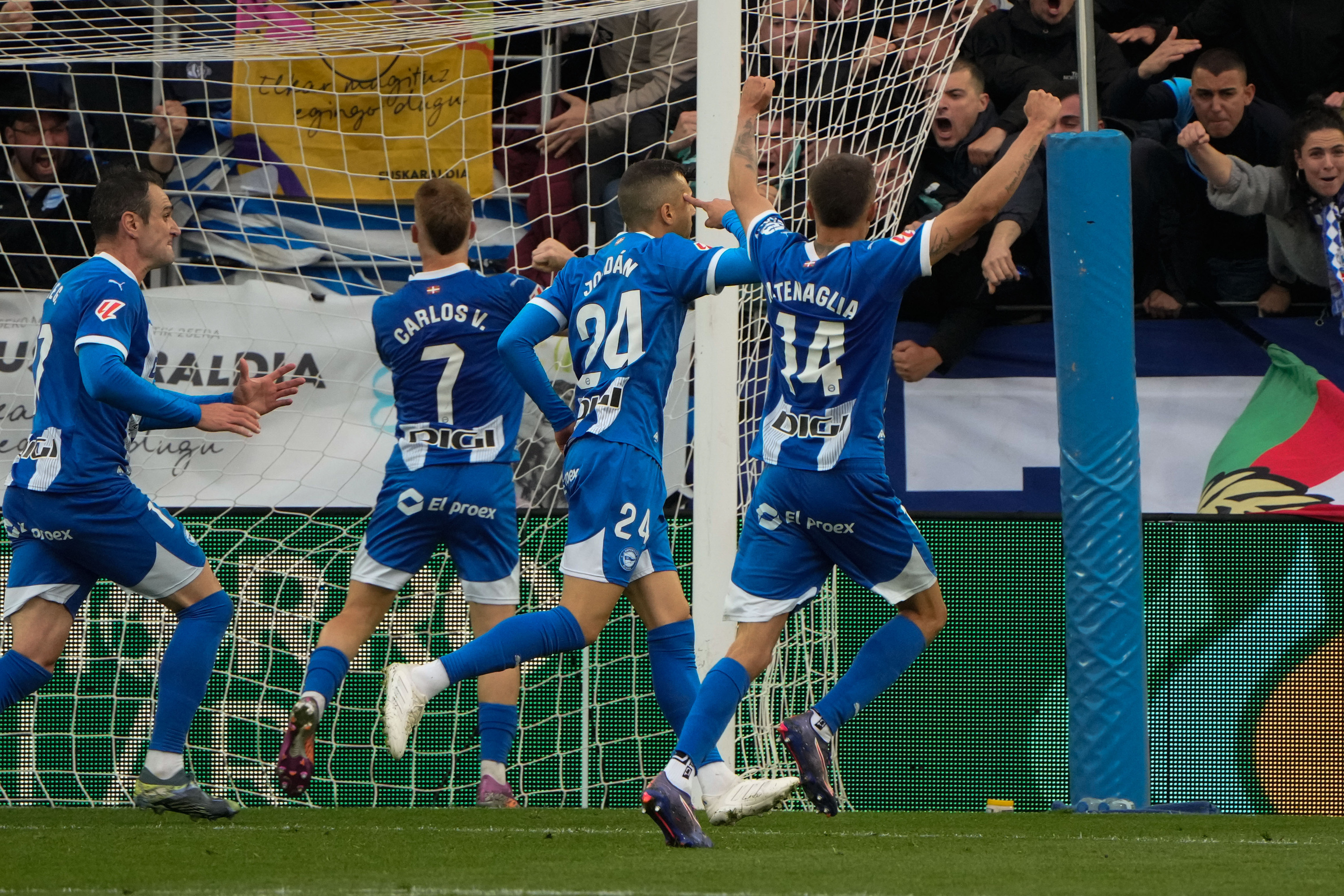 Alaveseko jokalariak Jordanek sartutako gola ospatzen. ADRIAN RUIZ HIERRO / EFE