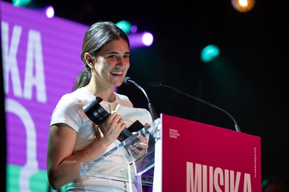 Izaro Andres musikaria, Etxepare Institutuak ematen duen saria eskuetan. ENDIKA PORTILLO / FOKU