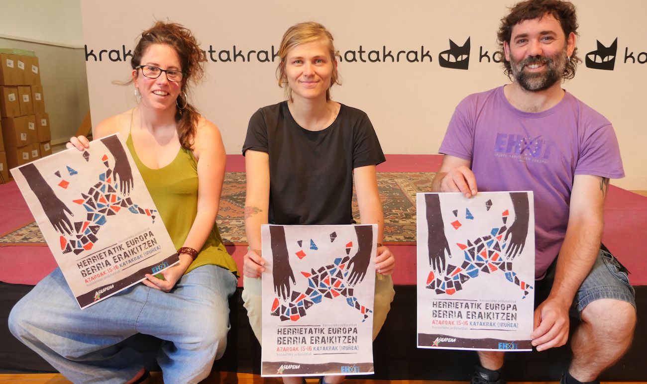 Jardunaldien antolatzaileak, kartelarekin.