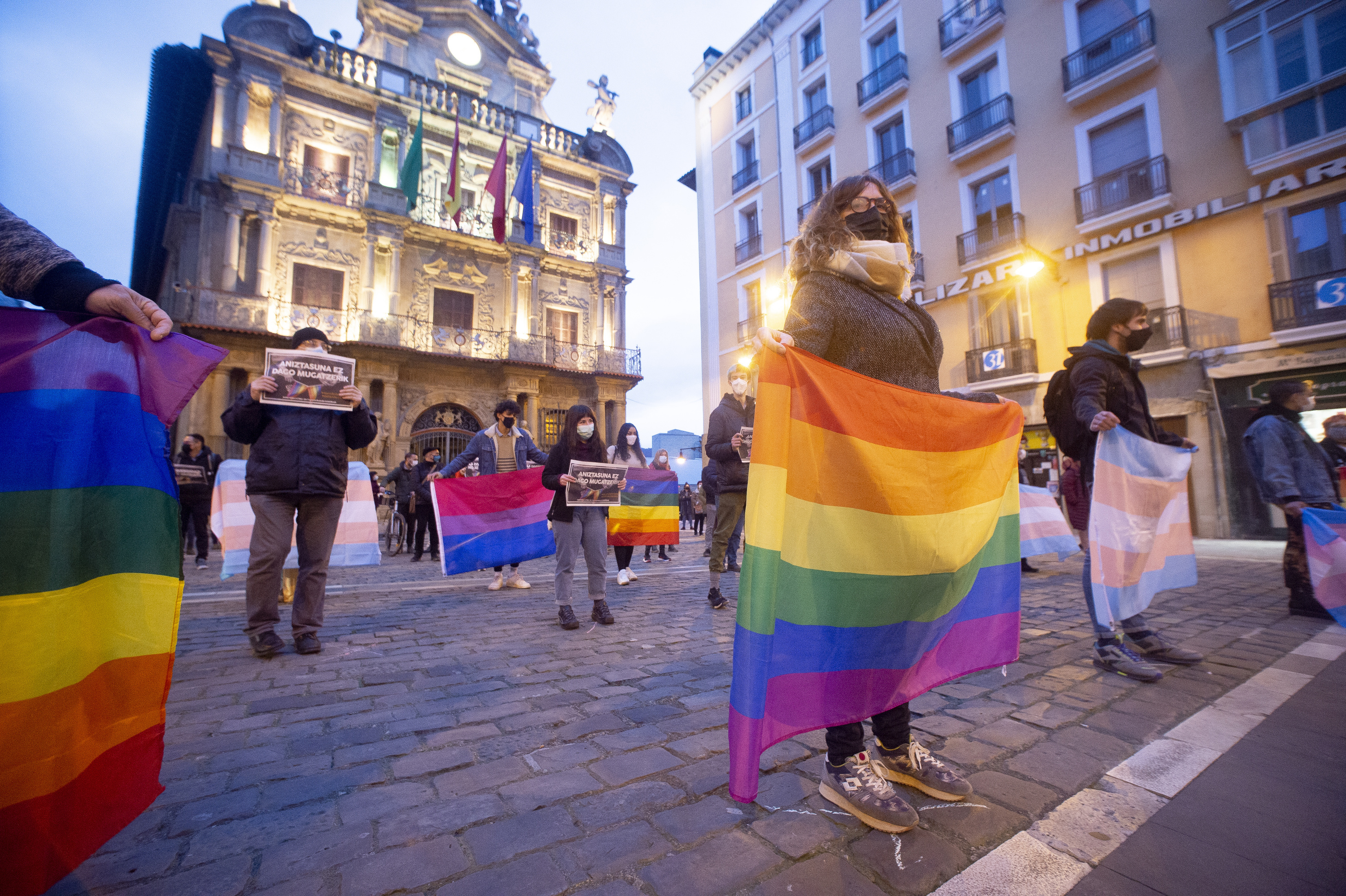Iruñeko hainbat LGTBI kolektibok egindako elkarretaratze bat, artxiboko irudi batean. IÑIGO URIZ / FOKU