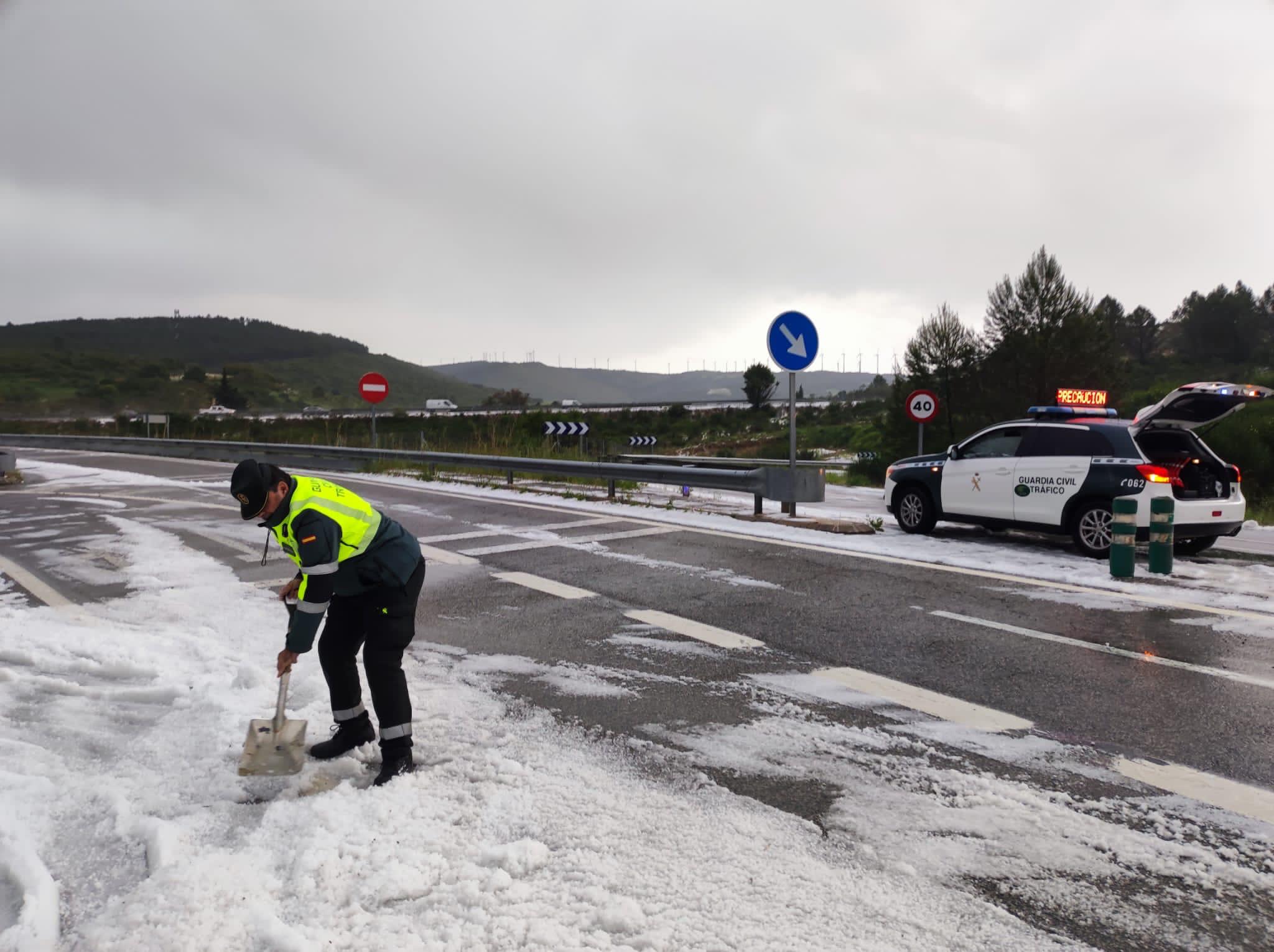 Polizia kazkabarra errepidetik baztertzen, atzo, Nafarroan. BERRIA