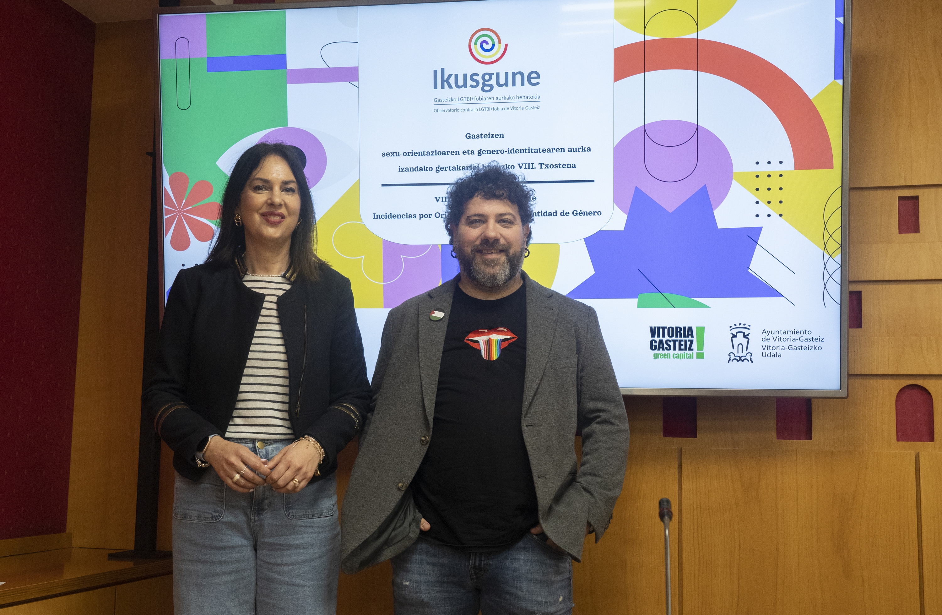 Ana Lopez Gasteizko Udaleko Berdintasun zinegotzia eta Amets Martinez de Heredita Ikusguneko koordinatzailea, gaurko agerrialdian. RAUL BOGAJO / FOKU