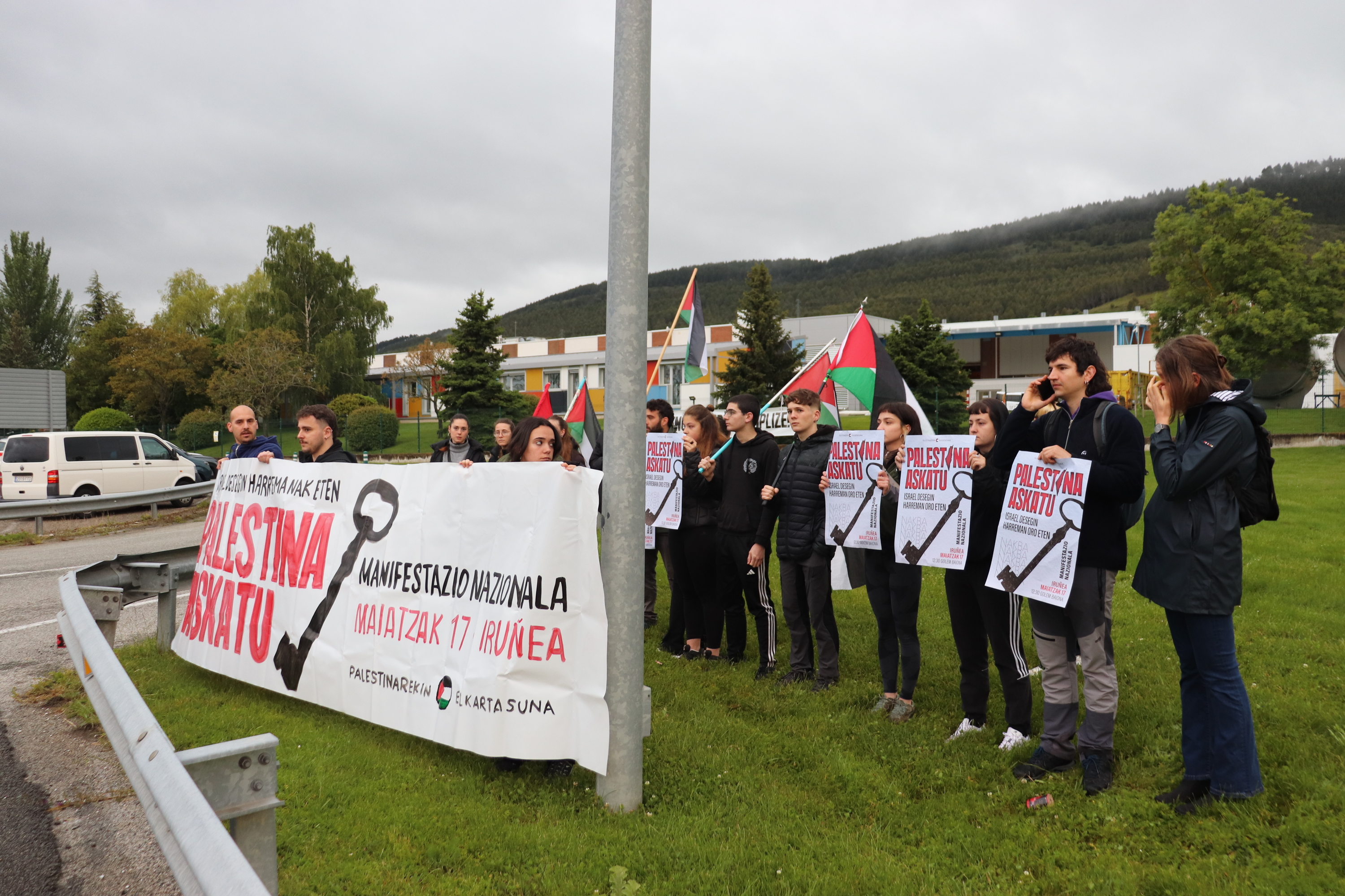 Palestinarekin Elkartasuna plataformako kideak, MTorres enpresaren aurrean protesta egiten. PALESTINAREKIN ELKARTASUNA