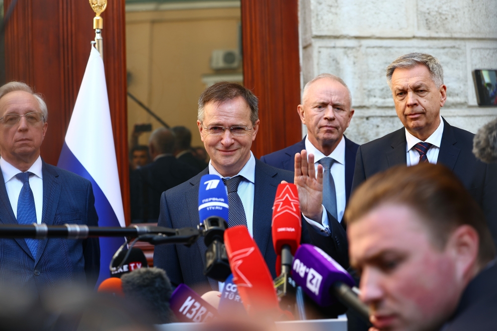 Errusiako ordezkaritzako buru Vladimir Medinski gaur, Istanbulen. TOLGA BOZOGLU / EFE Errusiako ordezkaritzako buru Vladimir Medinski gaur, Istanbulen. TOLGA BOZOGLU / EFE