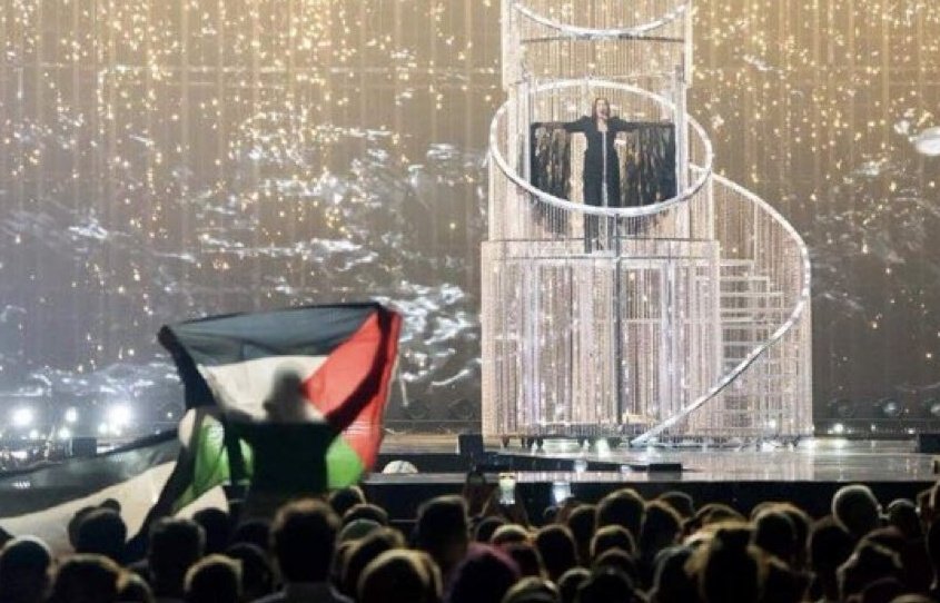 Palestinako bandera bat, atzo, Israelgo ordezkaria Eurovisioneko finalerdian kantuan ari zela. BERRIA