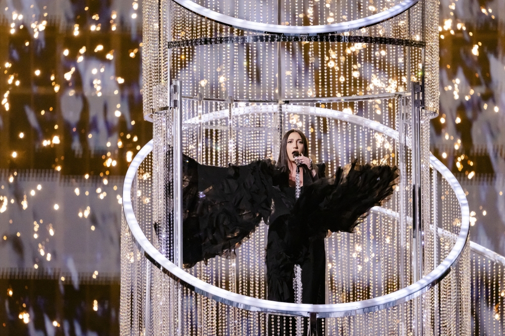 Yuval Raphael Israelgo ordezkaria Eurovisioneko finalerdian kantuan Yuval Raphael Israelgo ordezkaria Eurovisioneko finalerdian kantuan