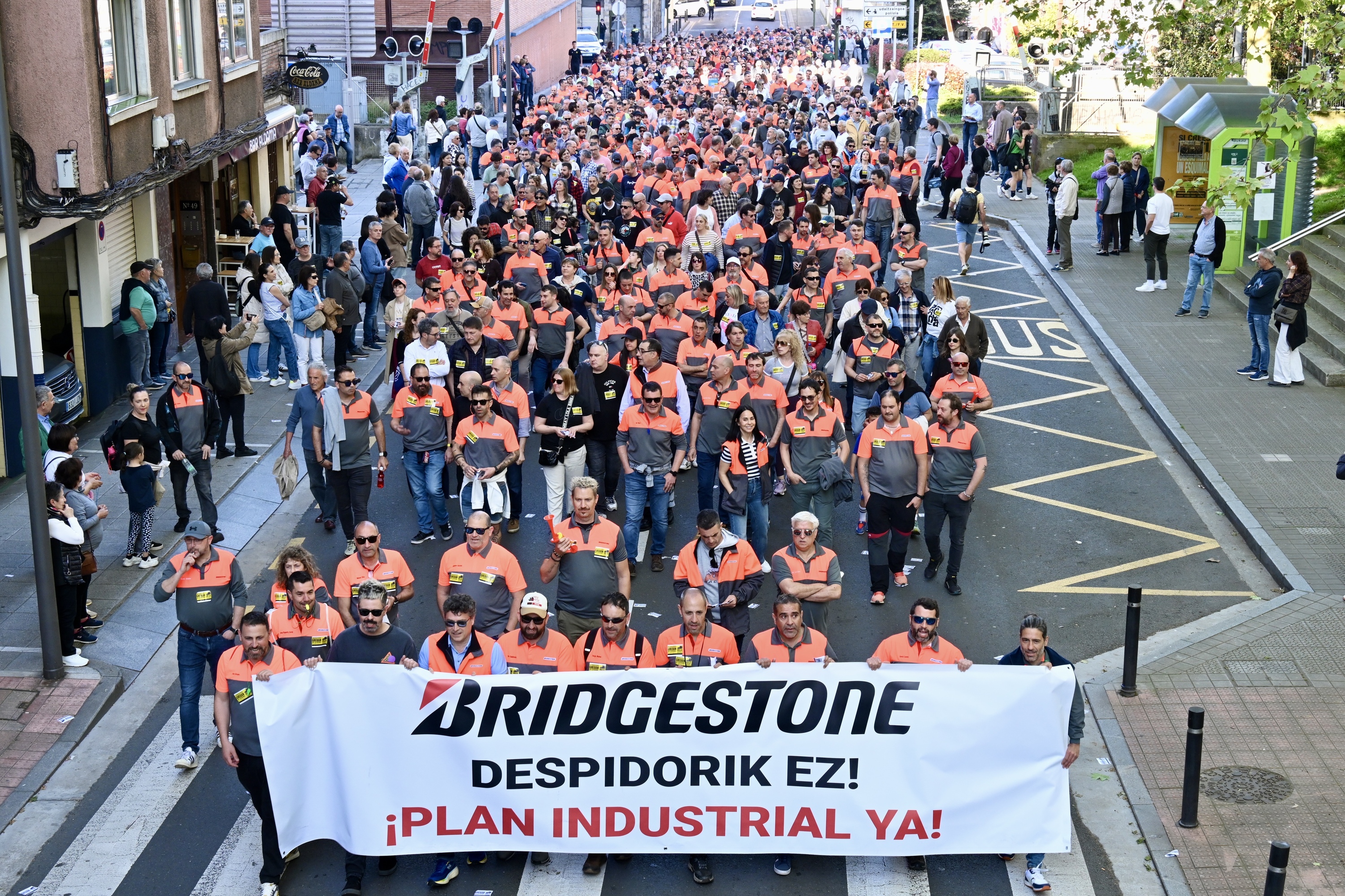 Apirilaren 8an Bridgestoneko langileek Basaurin egin zuten manifestazioa. MIKEL MARTINEZ DE TRESPUENTES / FOKU