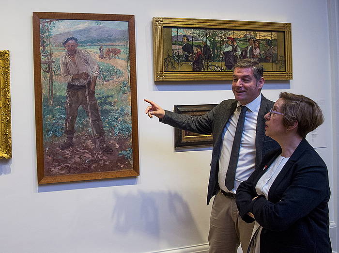 Bilboko Arte Ederren museoko kideak Adolfo Guiard artistaren 'Bakioko baserritarra' lanari begira. LUIS JAUREGIALTZO/FOKU