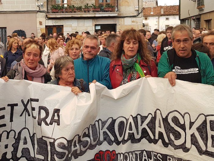 Altsasuko gazte auzipetun gurasoak, Altsasun gaur egin duten manifestazioaren buruan. ALTSASU GURASOAK @ALTSASUGURASOAK