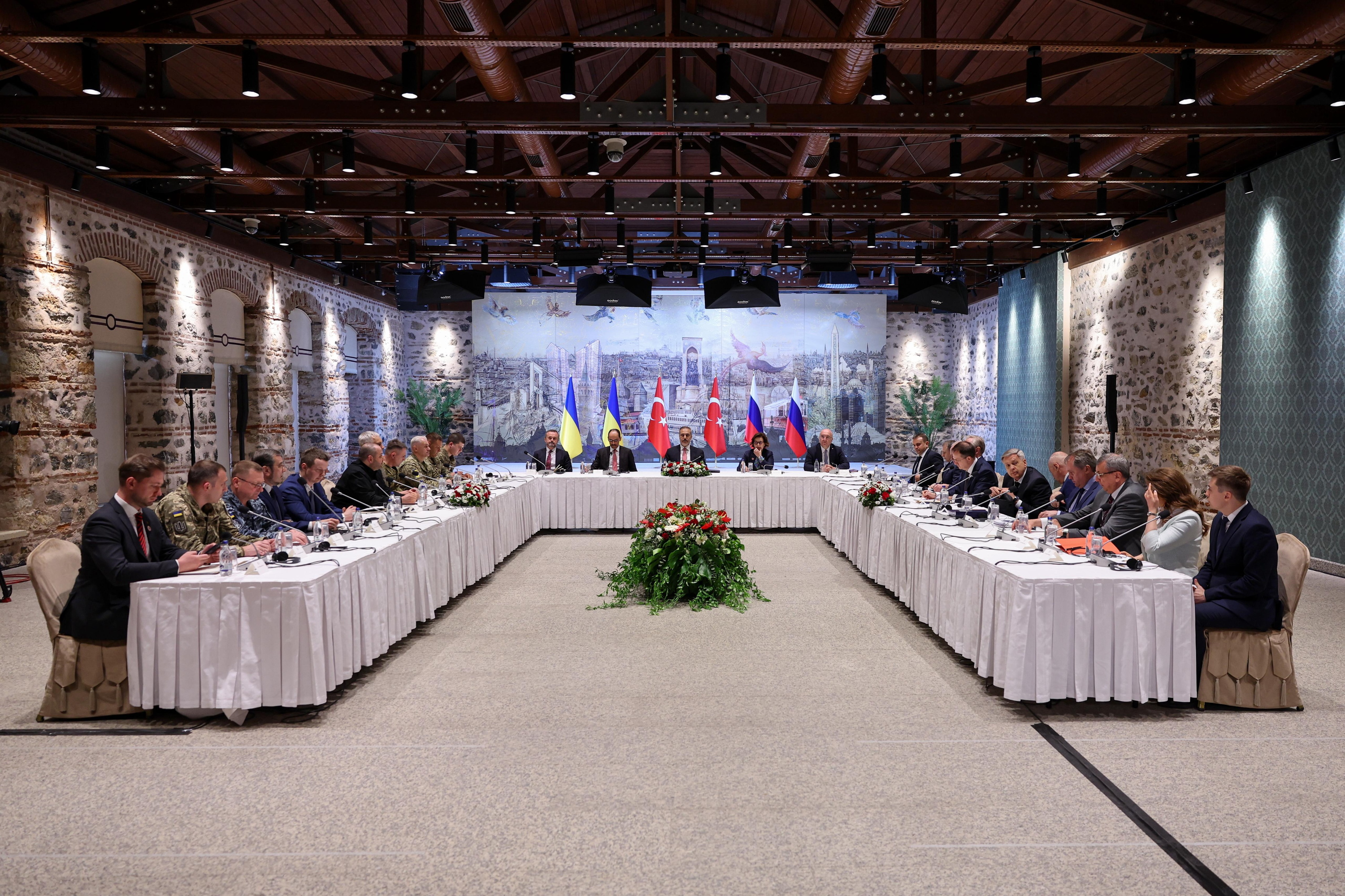 Ukrainako, Turkiako eta Errusiako ordezkarien arteko bilkura gaur, Istanbulgo Dolmabahce jauregian (Turkia). EFE