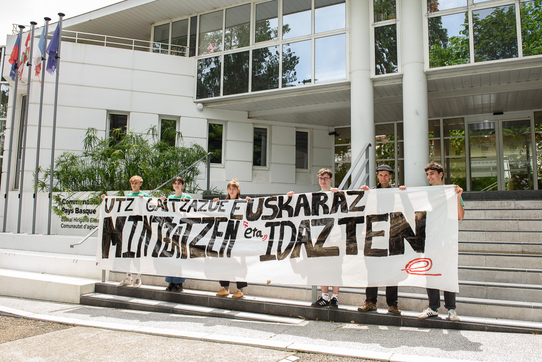 EHEko kideen agerraldia Euskal Hirigune Elkargoaren aitzinean. GUILLAUME FAUVEAU