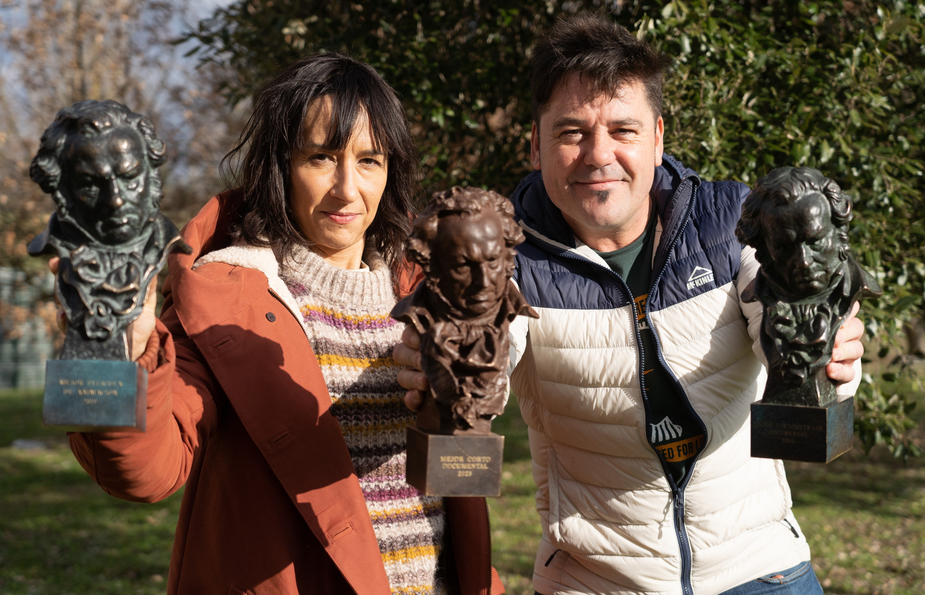 Amaia Remirez eta Raul de la Fuente, Goya sariak eskuetan, 2023ko argazki batean. JAGOBA MANTEROLA / FOKU