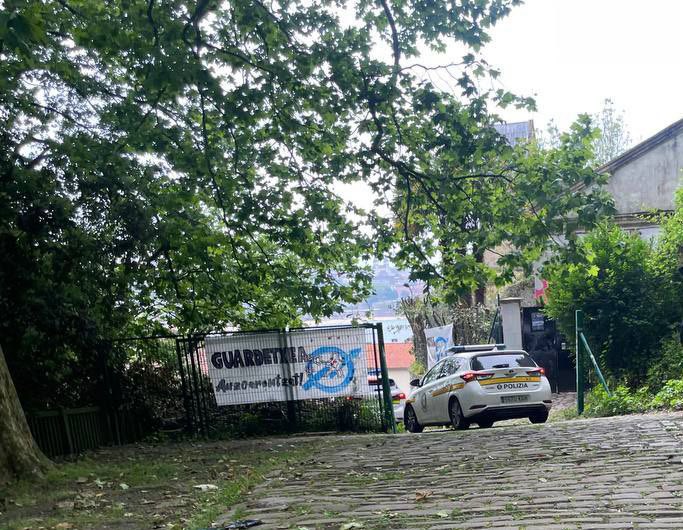 Donostiako udaltzainak, atzo, Guardetxean. ALDE ZAHARREKO GAZTE ASANBLADA