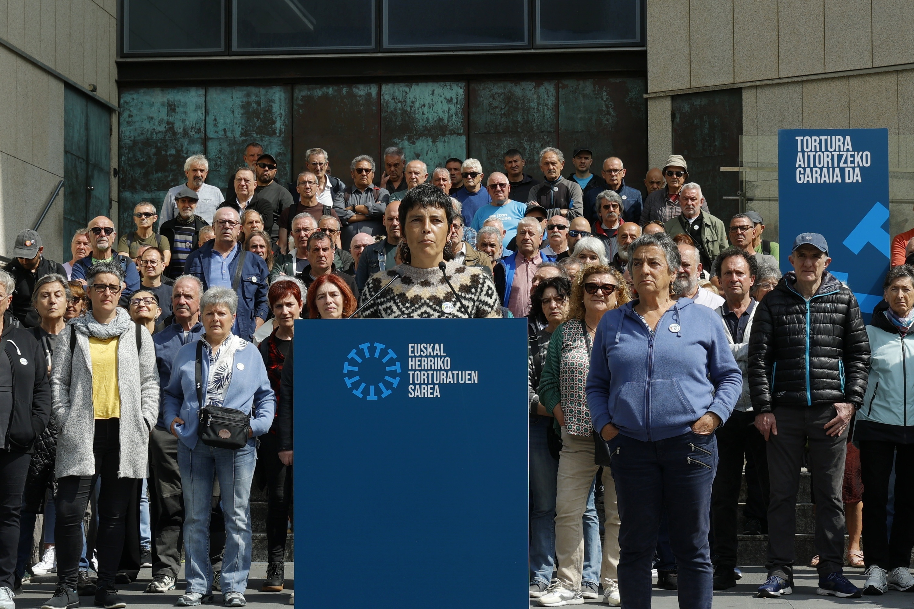 Amaia Urizar hizketan, gaur, Euskal Herriko Torturatuen Sareak egindako agerraldian, Donostian. MAIALEN ANDRES / FOKU