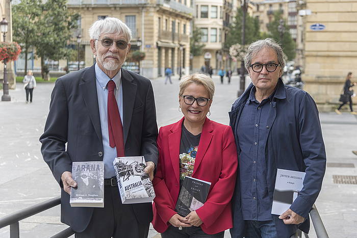 William Douglass, Mari Jose Olaziregi eta Ruper Ordorika, liburuen aurkezpenean, gaur, Donostian. ANDONI CANELLADA, FOKU