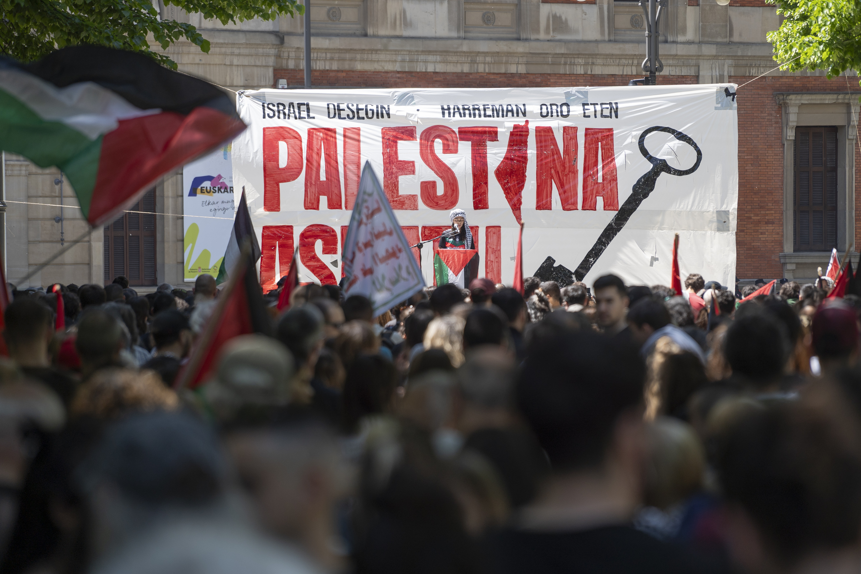 3.000 lagun inguruk egin dute bat Palestinarekin Elkartasuna plataformak deitutako protestarekin, Iruñean. IÑIGO URIZ / FOKU