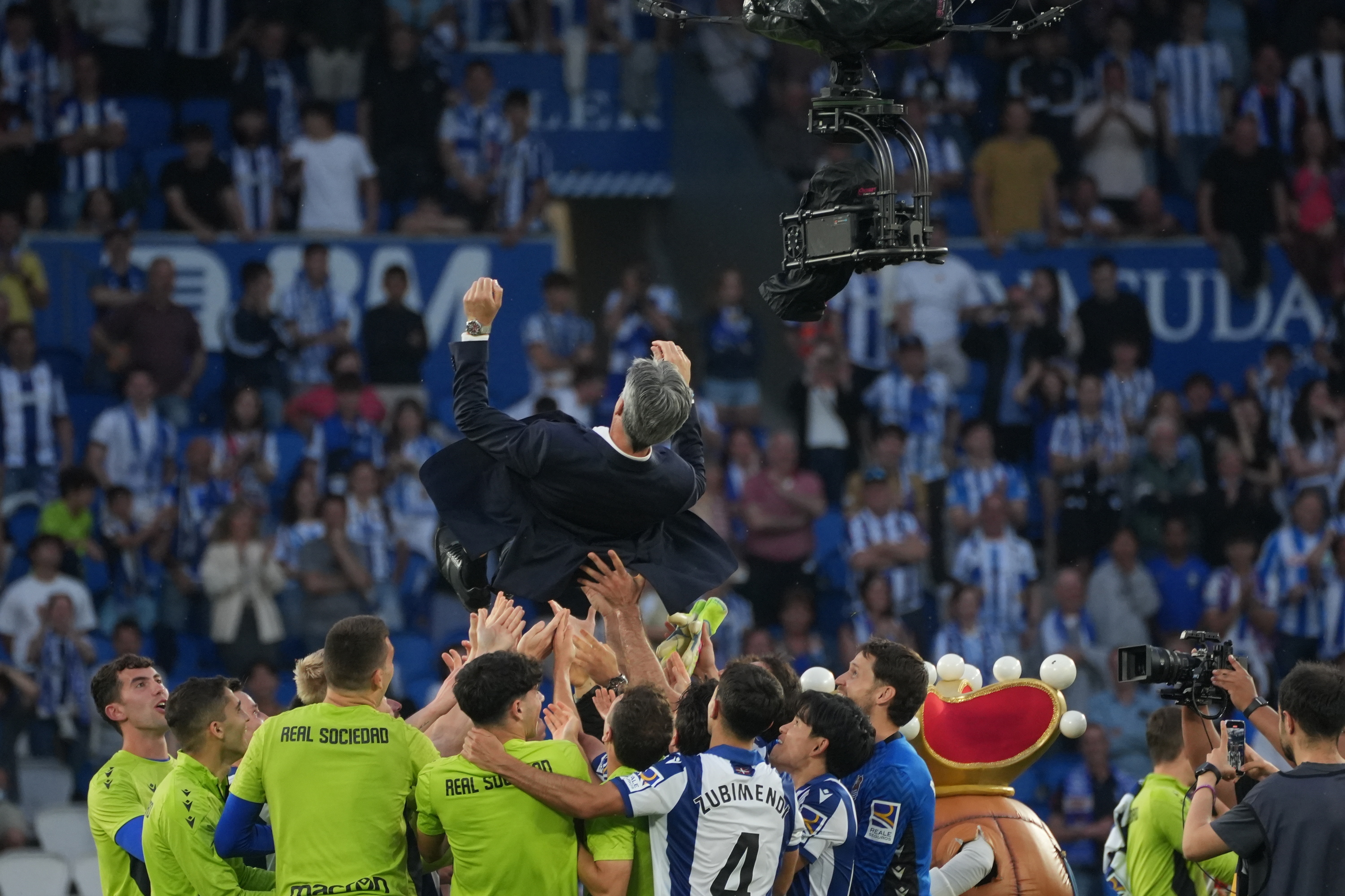 Realeko jokalariak Imanol aupatzen, Gironaren kontra irabazi ostean. JON URBE / FOKU