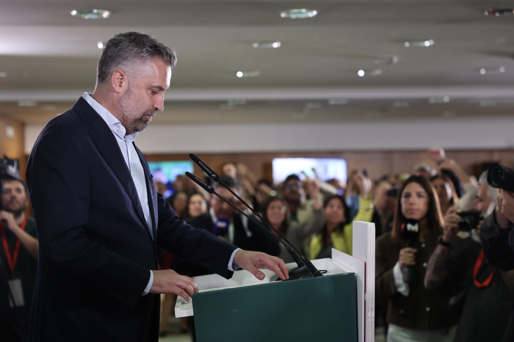 PSren historiako bigarren emaitza txarrenak lortu ostean, Nuno Santos liderrak barne bozak deitu zituen. Irudian, PSko liderra atzo gauean, Lisboan. JOSE SENA GOULAO / EFE PSren historiako bigarren emaitza txarrenak lortu ostean, Nuno Santos liderrak barne bozak deitu zituen. Irudian, PSko liderra atzo gauean, Lisboan. JOSE SENA GOULAO / EFE