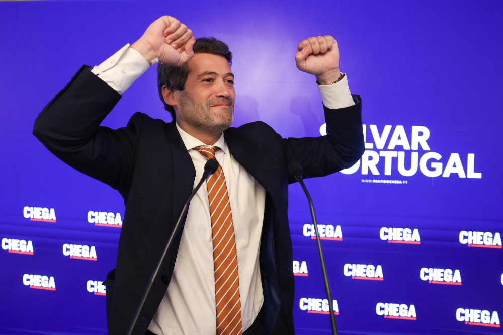 Ventura Chegako buruarentzat «bipartidismoa amaitu da» Portugalean. Irudian, Ventura atzo, Lisboan. TIAGO PETINGA / EFE Ventura Chegako buruarentzat «bipartidismoa amaitu da» Portugalean. Irudian, Ventura atzo, Lisboan. TIAGO PETINGA / EFE