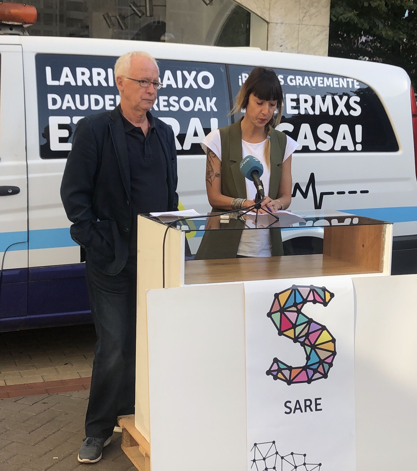 Joseba Azkarraga eta Bego Atxa Sareko eledunak gaurko agerraldian, Gasteizen. BERRIA