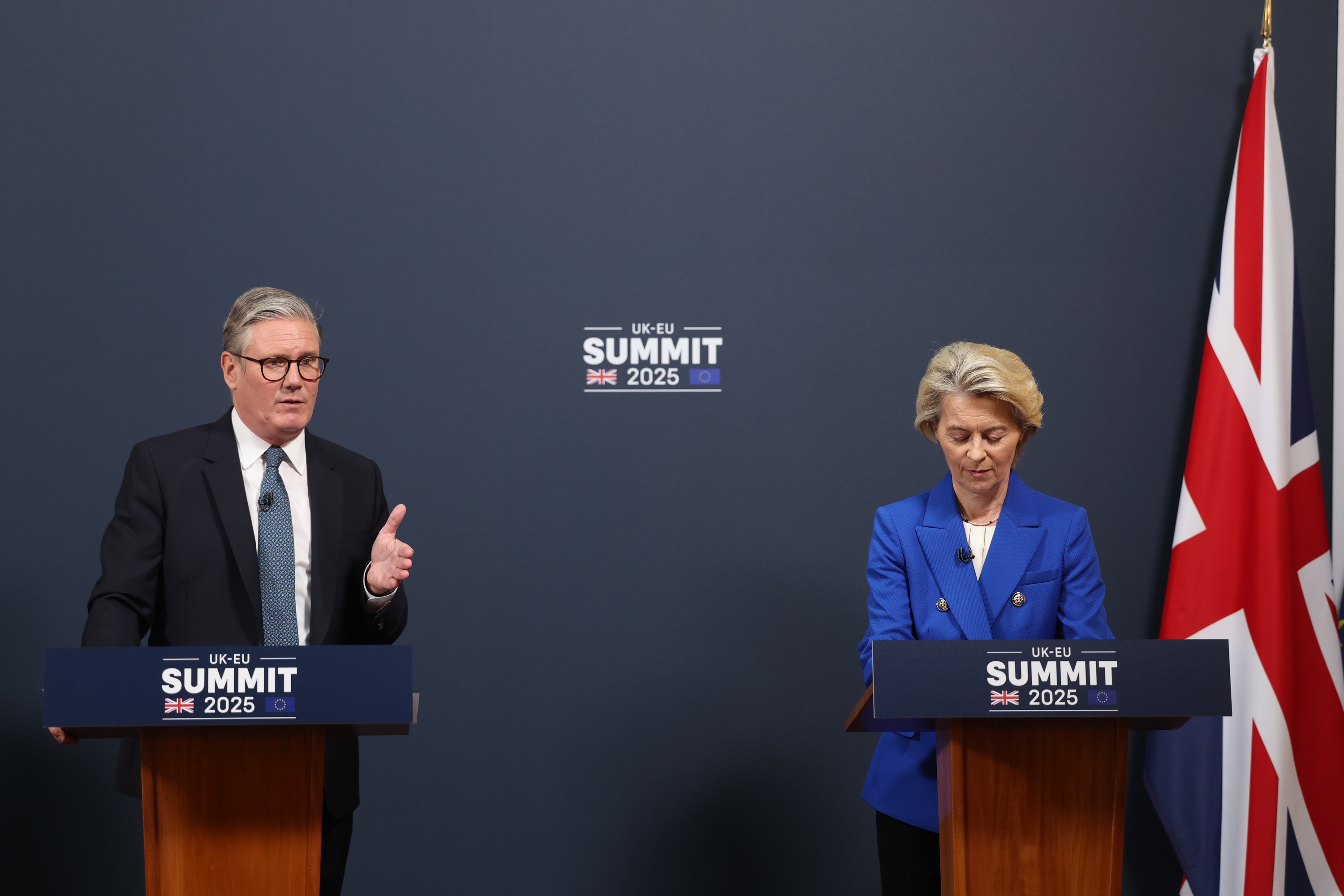 Starmer eta Von der Leyen gaur, Londresen, bilkuraren ostean emandako prentsaurrekoan. NEIL HALL / EFE