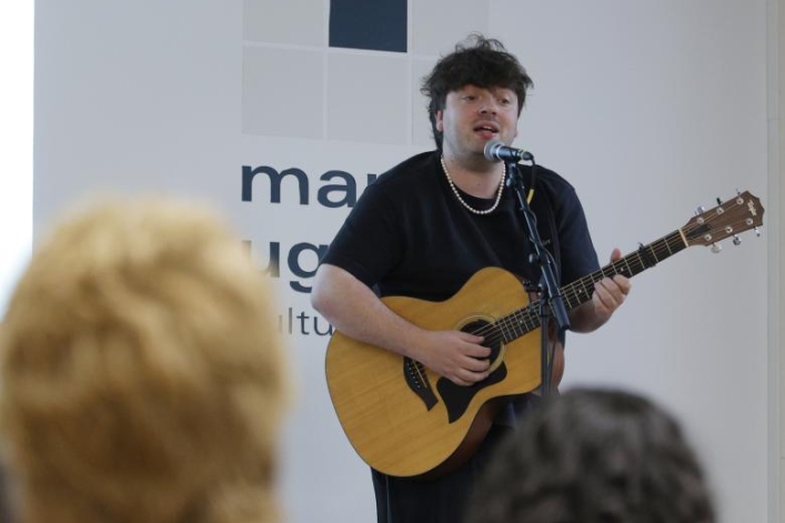 BERRIA Ikasgela sariketan abestu du Jokin Pinatxo musikariak. MAIALEN ANDRES / FOKU BERRIA Ikasgela sariketan abestu du Jokin Pinatxo musikariak. MAIALEN ANDRES / FOKU