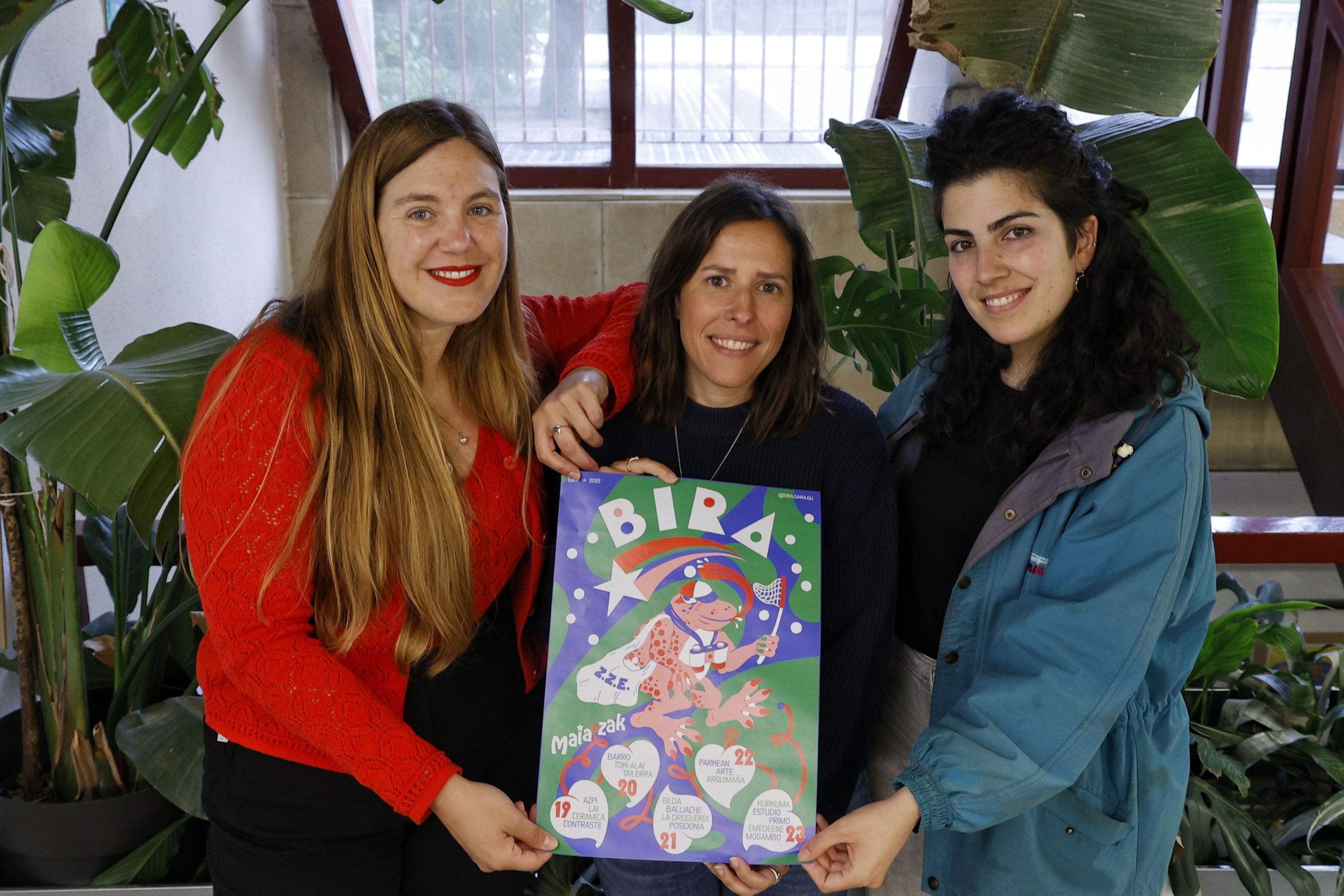 Jone Zubizarreta, Maddi Murgia eta Nora Goialde, astelehenean, Donostian. MAIALEN ANDRES / FOKU