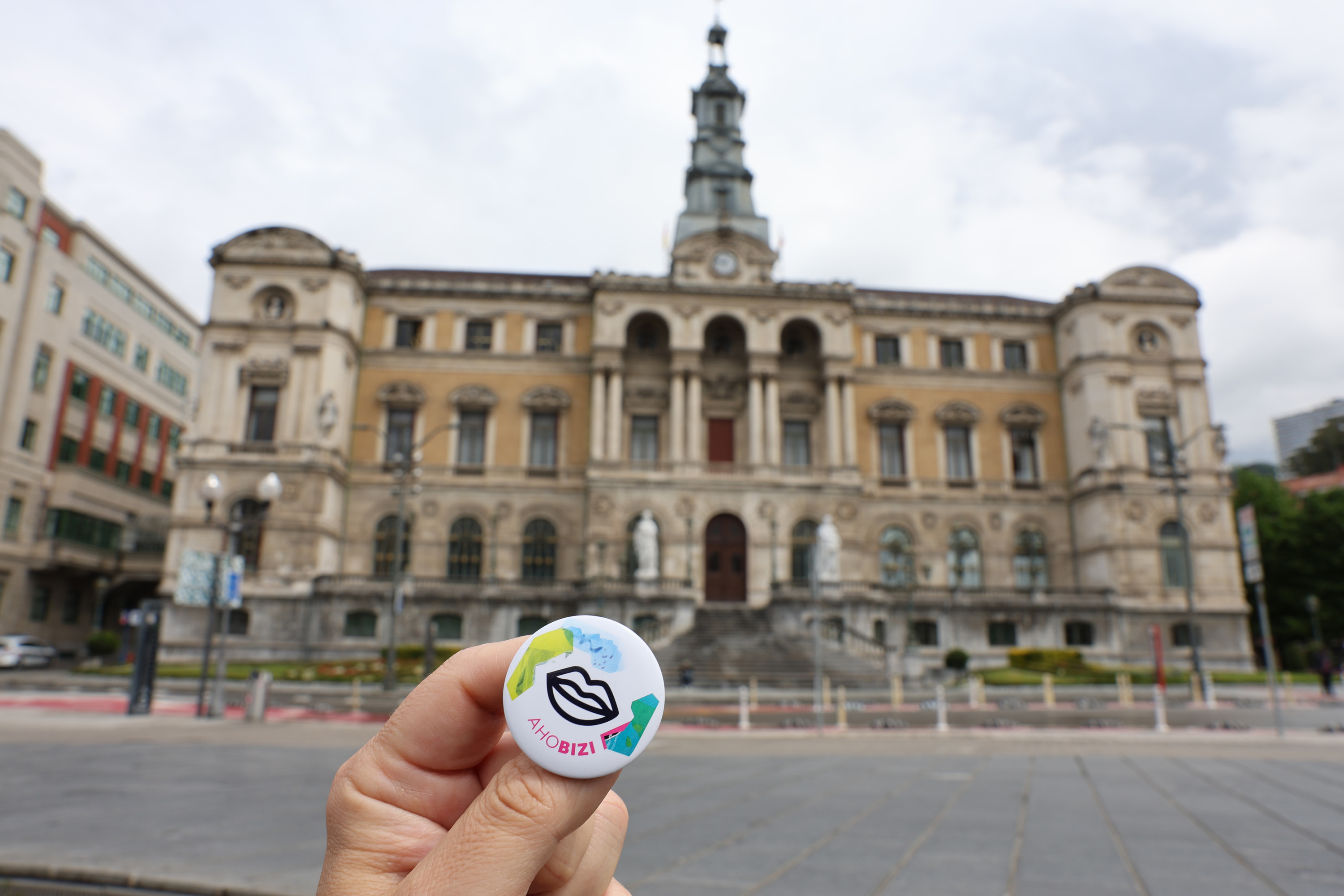 Euskaraldiarekin lotutako ikur gutxi jarri dituzte erakunde publikoek Bilboko kaleetan. OSKAR MATXIN EDESA / FOKU