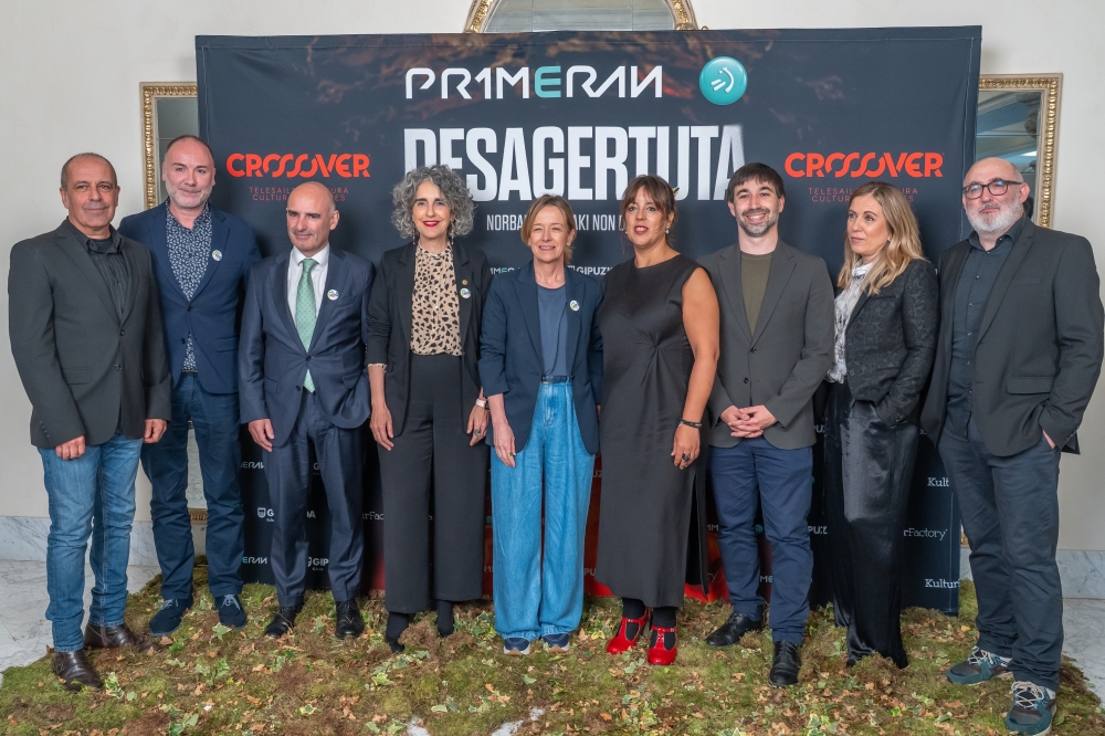 EITBko, erakundeetako eta Crossoverreko ordezkariak 'Desagertuta' telesailaren aurkezpenean. EITBko, erakundeetako eta Crossoverreko ordezkariak 'Desagertuta' telesailaren aurkezpenean.