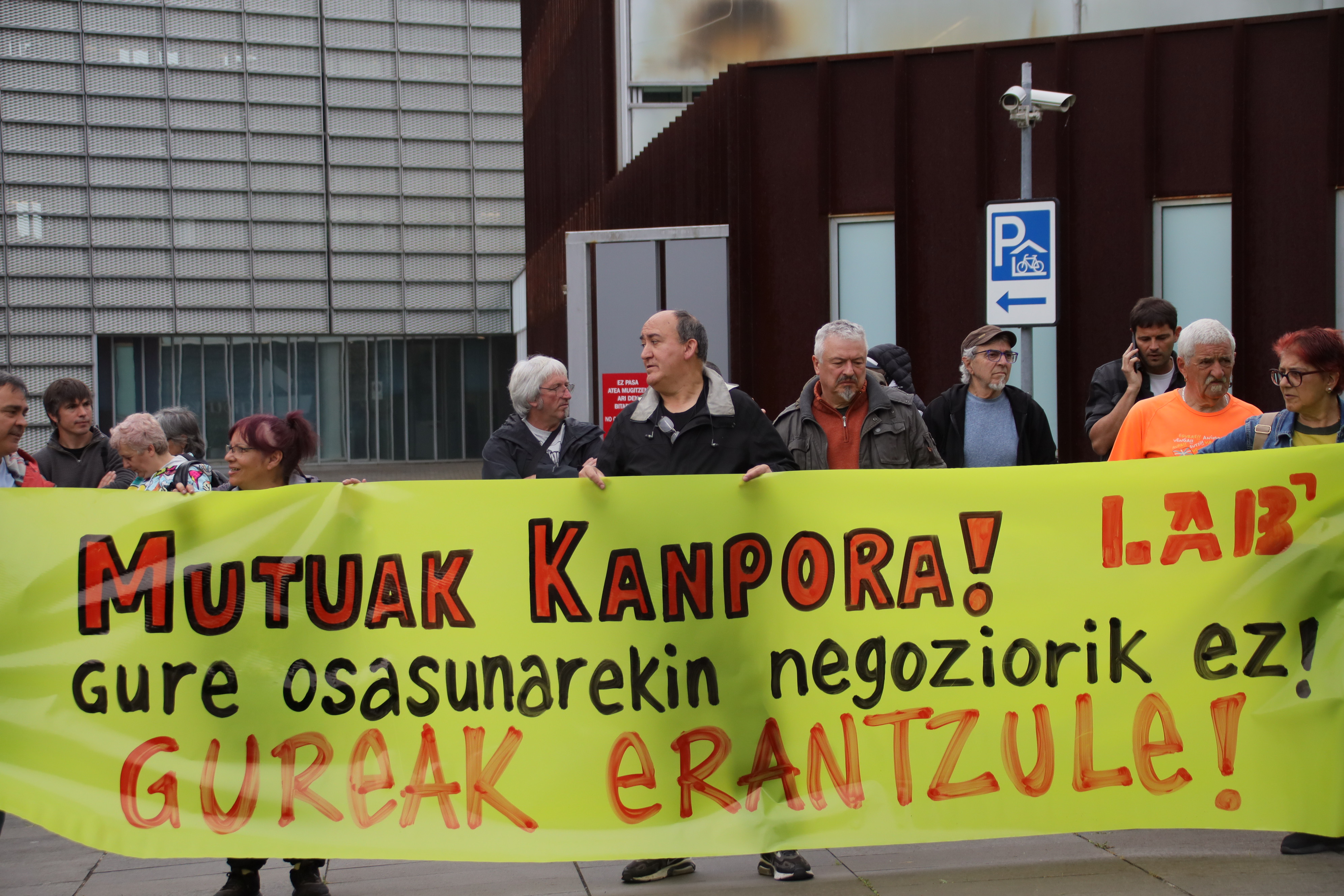 LABen protesta, gaur, Gipuzkoako Batzar Nagusien kanpoaldean. LAB SINDIKATUA