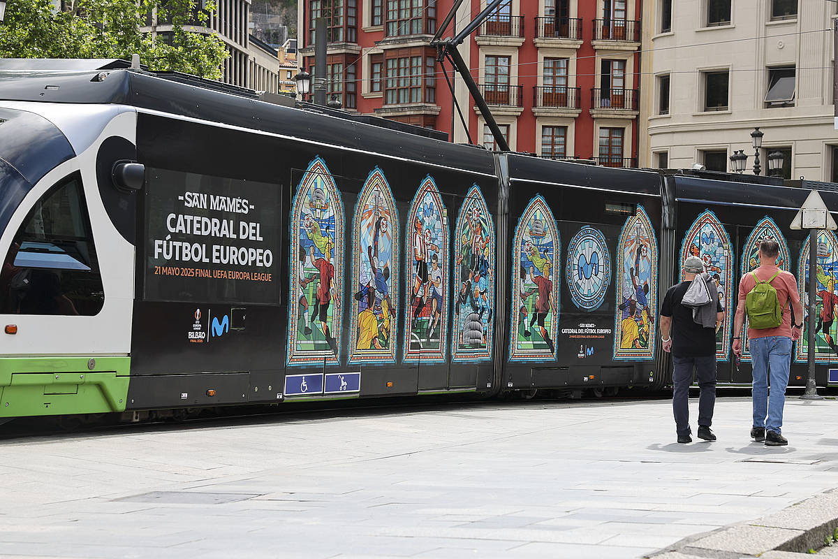 Bilboko tranbia bat Europa Ligako finala iragartzen, atzo, Bilbon. LUIS TEJIDO / EFE
