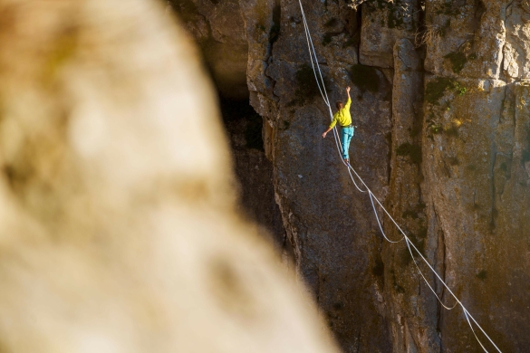Pertsona bat highline egiten Etxaurin. YHABRIL Pertsona bat highline egiten Etxaurin. YHABRIL
