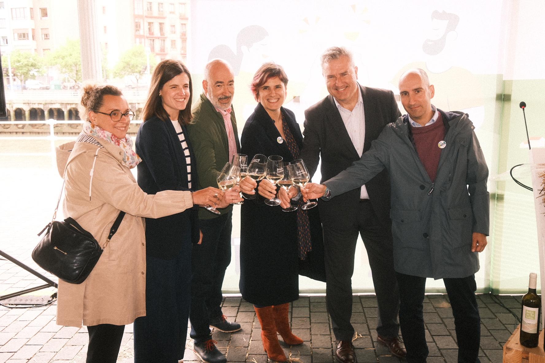 Haizea Aretxabaleta, Nora beltrán de Otalora, Garikoitz Rios, Arantza Atutxa, Javier Garcinuño eta Andoni Bringas Txin Txin Fest-en aurkezpenean, Bilbon, hilaren 15ean. BIZKAIKO TXAKOLINA