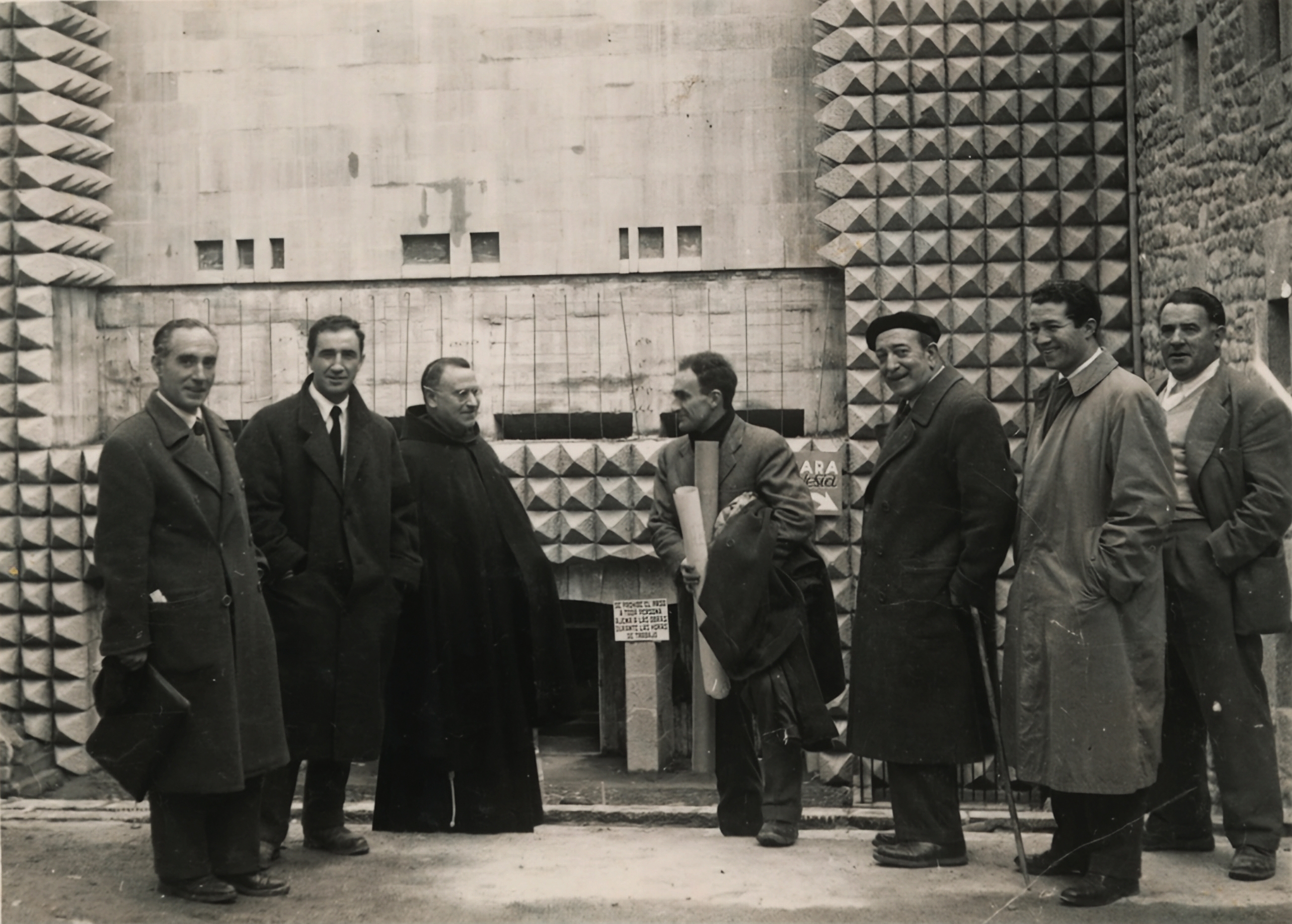 Jose Migel Zumalabe (ezkerretik lehena), Arantzazuko obretan; laugarrena Eduardo Txillida da. ZUMALABE FAMILIA Jose Migel Zumalabe (ezkerretik lehena), Arantzazuko obretan; laugarrena Eduardo Txillida da. ZUMALABE FAMILIA