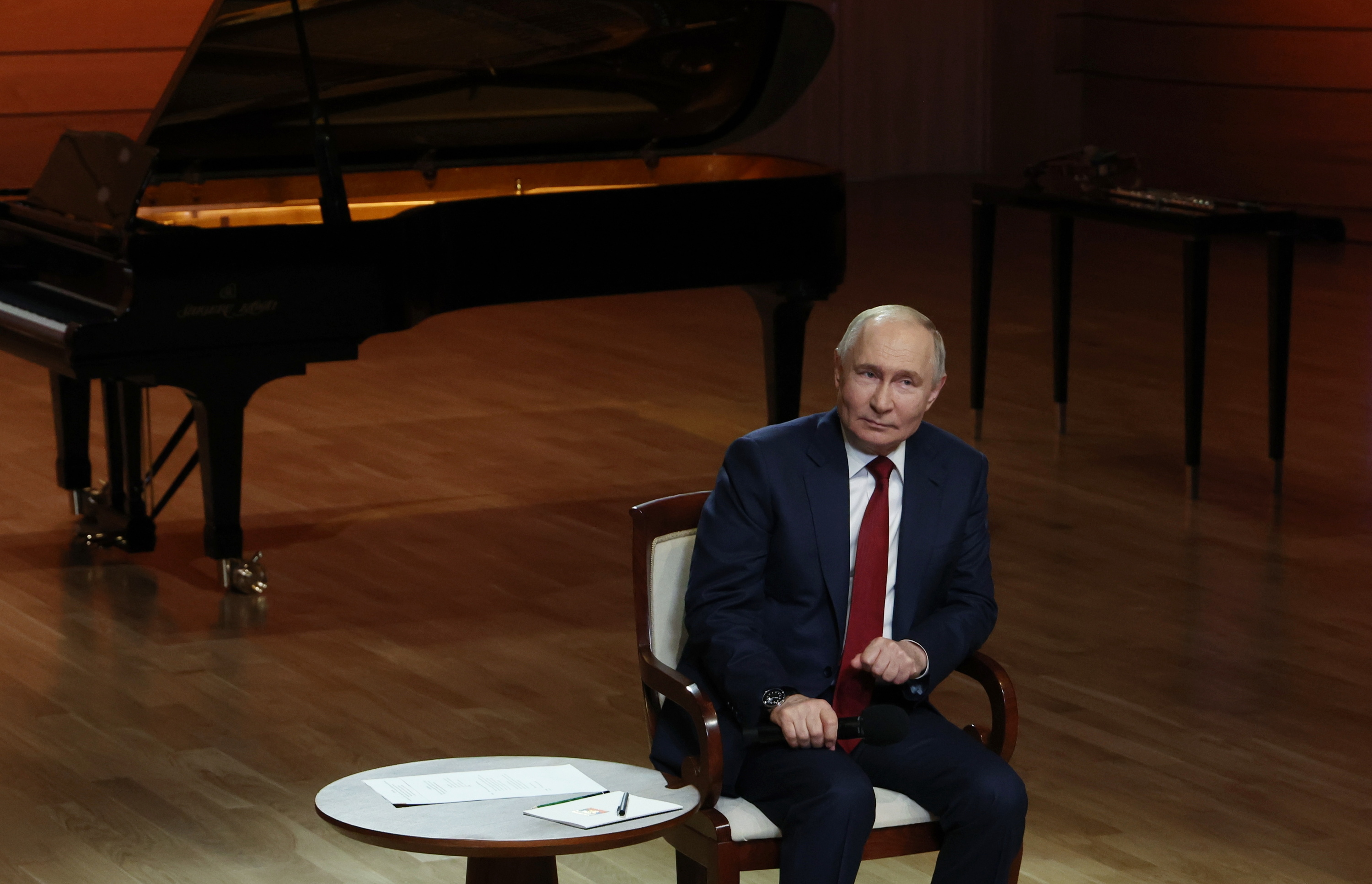 Vladimir Putin atzo Moskun, ekitaldi batean. VYACHESLAV PROKOFYEV / EFE