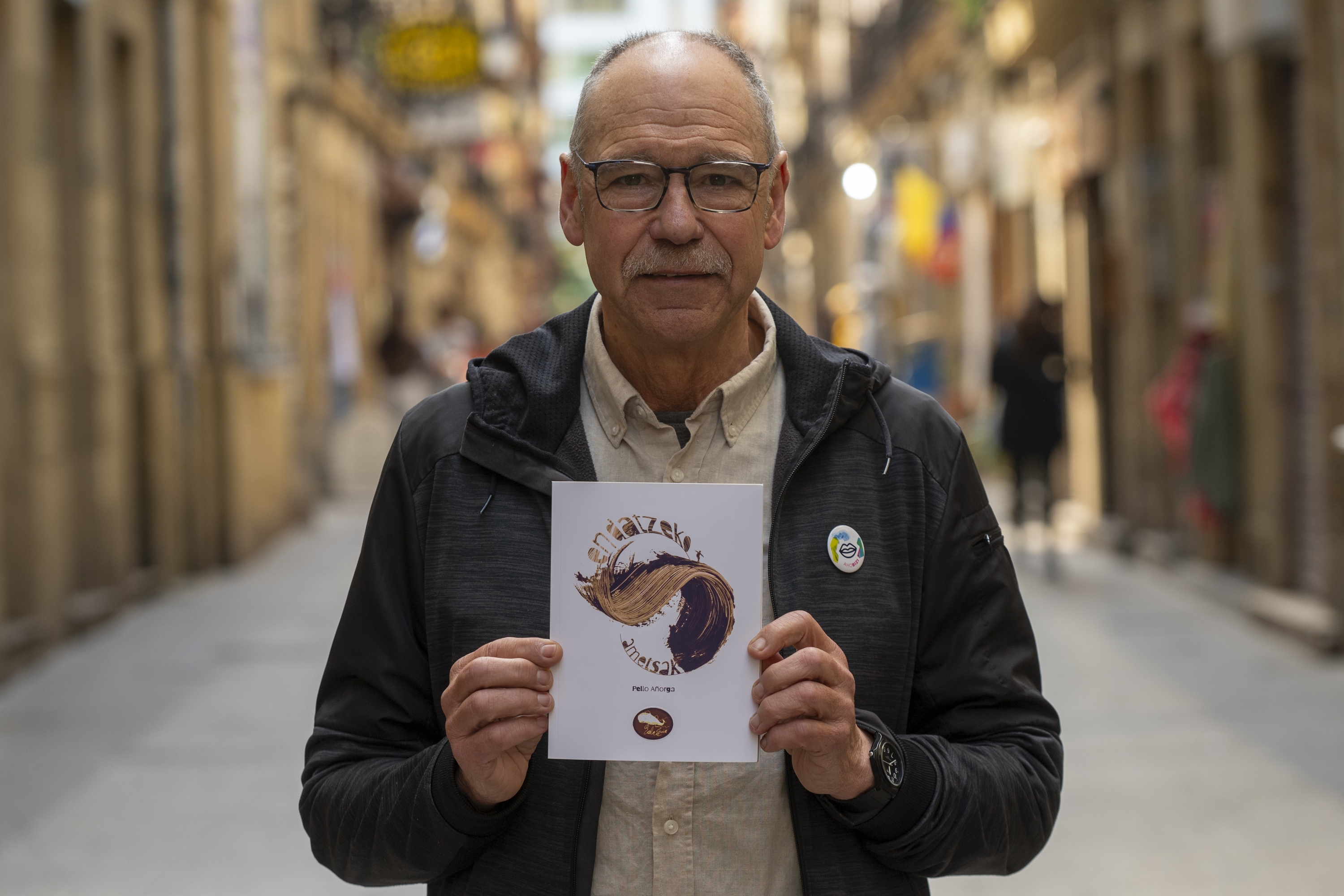 Pello Añorga idazlea, 'Sendatzeko ametsak' liburua eskuetan duela, Donostian. GORKA RUBIO / FOKU